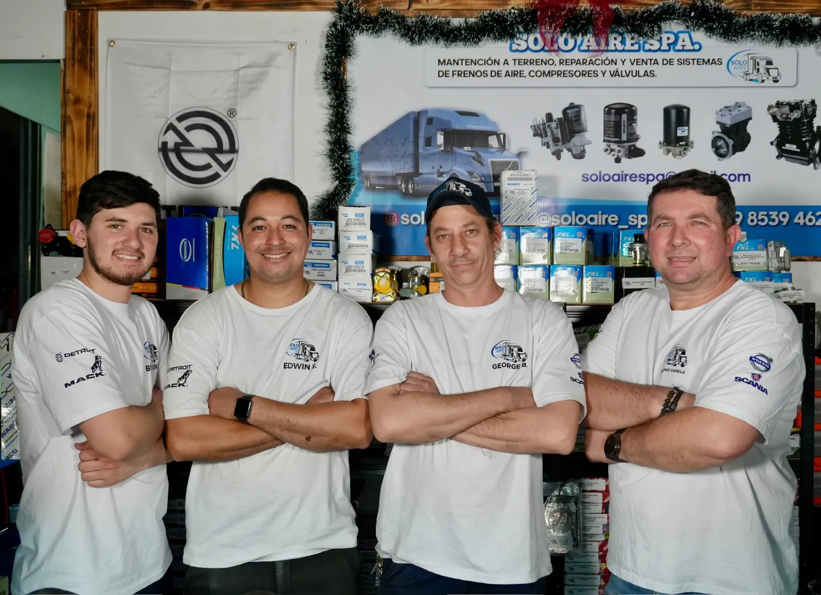 El equipo de Solo Aire SpA en su taller de Independencia