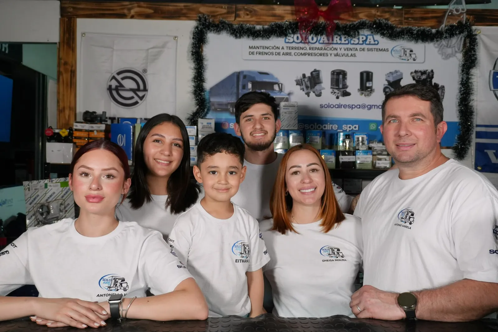 La familia Varela, dueños de Solo Aire SpA, en su taller